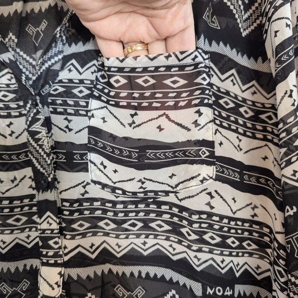 GeeGee size large sheer geometric tunic blouse in black/white - Picture 6 of 12